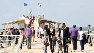 A sinistra Claudio Castellacci e sopra il pontile di Lido di Camaiore