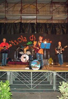 Un concerto della band Isola di Uait 