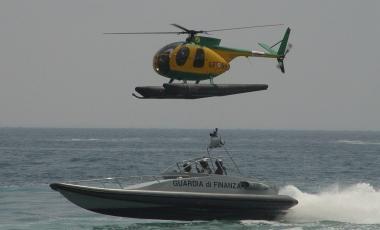 Una vedetta del Roan della Guardia di finanza e lelicottero in azione 