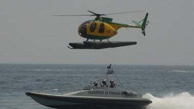 Una vedetta del Roan della Guardia di finanza e l’elicottero in azione