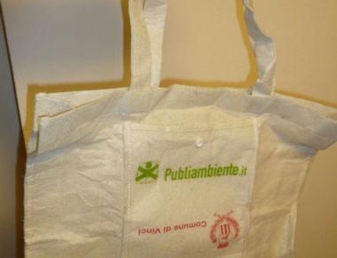 La sporta riciclata in distribuzione alle famiglie di Vinci   