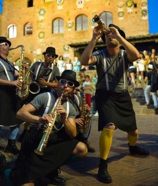 Lesibizione della Badabimbum band nel cuore del borgo alto di Certaldo  