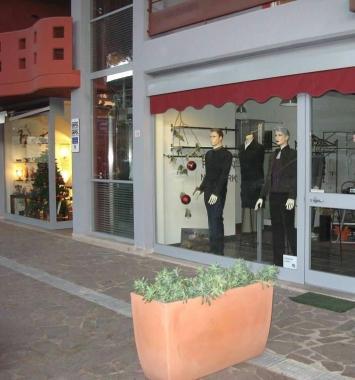 <b>GALLERIA. </b>I negozi ad Albinia; sopra veduta del paese 