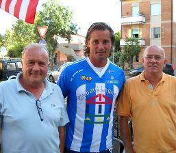 <b>GROSSETANO</b>. Il giocatore allenatore del Ciabatti Castiglione Enrico Mariotti tra Marcello e Maurizio Pericoli  