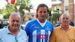 <b>GROSSETANO</b>. Il giocatore allenatore del Ciabatti Castiglione Enrico Mariotti tra Marcello e Maurizio Pericoli