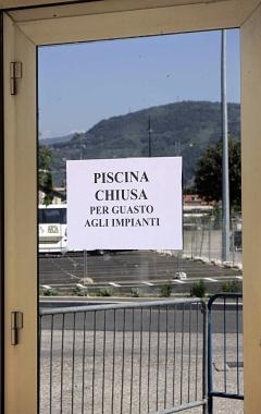 Il cartello apparso ieri mattina allingresso dellimpianto   