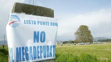 Cartello di protesta contro il depuratore