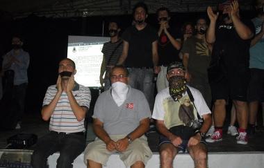 Due momenti della protesta dellaltra sera a Cascina 