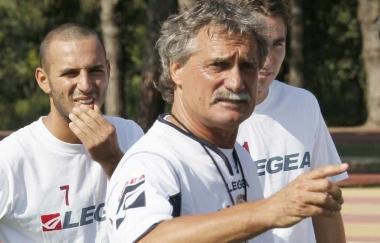 <b>PRESENTE.</b> Il mister Pillon spiega, Schiattarella (dietro) lo ascolta 