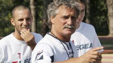 <b>PRESENTE.</b> Il mister Pillon spiega, Schiattarella (dietro) lo ascolta