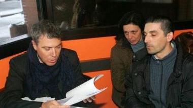 I genitori della bambina con il loro avvocato una pattuglia dei carabinieri e sotto una veduta del litorale di Marina