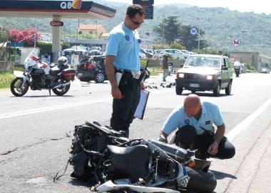 I rilievi dei vigili La moto &egrave; distrutta e i pezzi sono sparsi per strada In basso, la Golf incidentata 