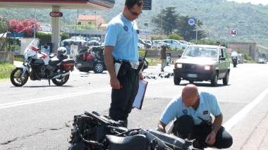 I rilievi dei vigili La moto è distrutta e i pezzi sono sparsi per strada In basso, la Golf incidentata