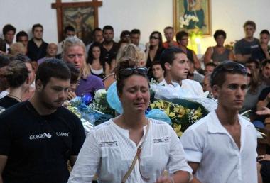 Lultimo saluto degli amici che sfilano davanti alla bara deponendo fiori e biglietti  