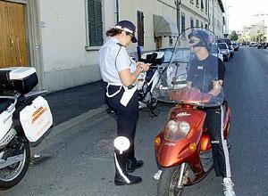 Lo zio gli ruba la targa e le multe arrivano a lui Salvato dal giudice di pace