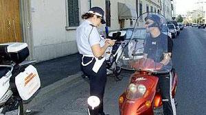 Lo zio gli ruba la targa e le multe arrivano a lui Salvato dal giudice di pace