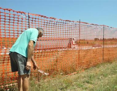 A destra Arnaboldi sul cantiere della Tirrenica. Sotto da sinistra gli avvocati e il coltivatore 