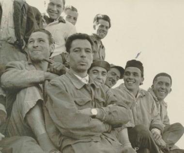 Renzo Mencari qui sopra in una foto depoca con i colleghi del Cantiere Luigi Orlando (&egrave; il secondo da destra col cappellino) 