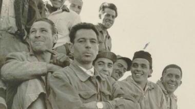 Renzo Mencari qui sopra in una foto d’epoca con i colleghi del Cantiere Luigi Orlando (è il secondo da destra col cappellino)