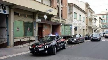 Ad arrestare l’uomo sono stati i carabinieri nella foto la caserma