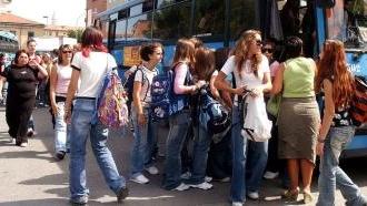 <strong>RAMA.</strong> Studenti salgono su un autobus