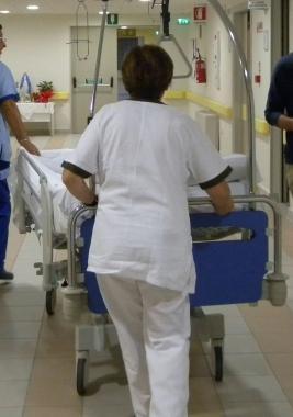 Infermiera al lavoro in corsia