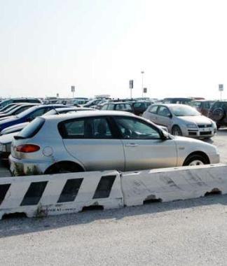 Auto parcheggiate al porto 