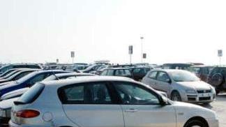 Auto parcheggiate al porto