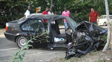 Auto contro un albero, tre feriti