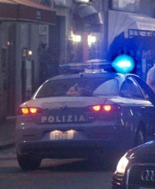 Una volante della polizia 