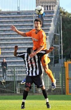 Il difensore arancione Francesco Calanchi 