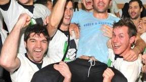 Paolo Guarducci lascia la presidenza dell’Aglianese dopo essere riuscito a riportare la squadra in Prima categoria: sopra i festeggiamenti per la promozione