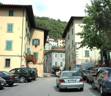 Auto parcheggiate nelle vie di Cutigliano 