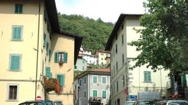 Auto parcheggiate nelle vie di Cutigliano