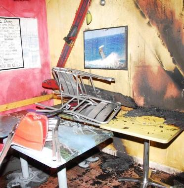 Linterno della pizzeria danneggiata dallincendio 