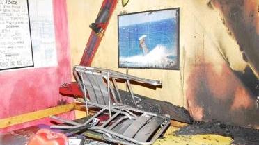 L’interno della pizzeria danneggiata dall’incendio
