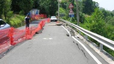 Gli effetti della frana sulla Provinciale Massa-Arni e l’assessore al Traffico Loreno Vivoli