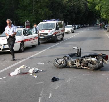 Sopra: i soccorsi al pedone travolto dallo scooter In alto: il ciclomotore durante i rilievi dei vigili