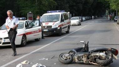 Sopra: i soccorsi al pedone travolto dallo scooter In alto: il ciclomotore durante i rilievi dei vigili