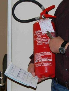 Un tecnico controlla un estintore