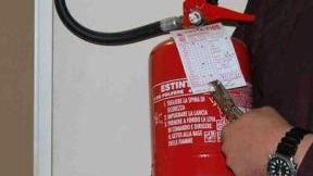 Un tecnico controlla un estintore