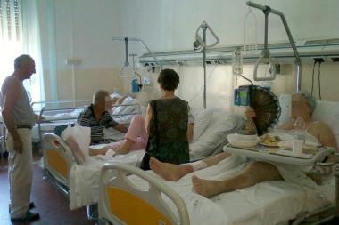Padiglioni caldi e affollati La dura vita in corsia tra ventilatori e sedativi