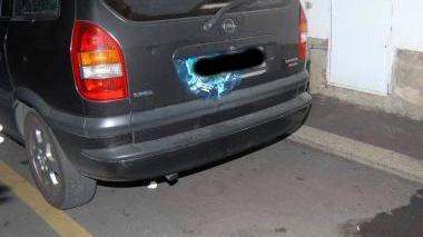La chiave tubolare usata per l’agguato; sopra macchie di sangue vicino all’auto del presunto aggressore