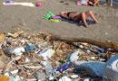 Lettini rotti e sporcizia in spiaggia a Bondano