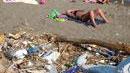 Lettini rotti e sporcizia in spiaggia a Bondano