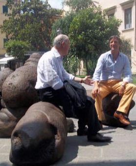 A sinistra i sindaci Lombardi e Zubbani sulla maxi cacca di McCarthy a destra la conferenza stampa al Leon doro      