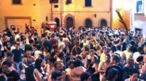 Baraonda fino all'alba tra rifiuti e sporcizia