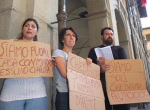 Sfrattati e costretti in strada