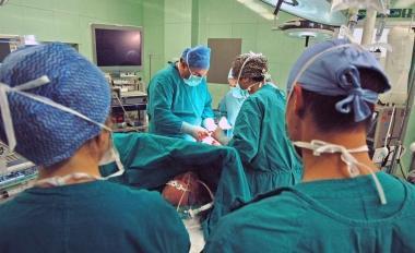 Un intervento chirurgico in sala operatoria    