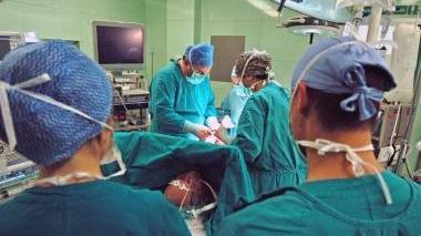 Un intervento chirurgico in sala operatoria
